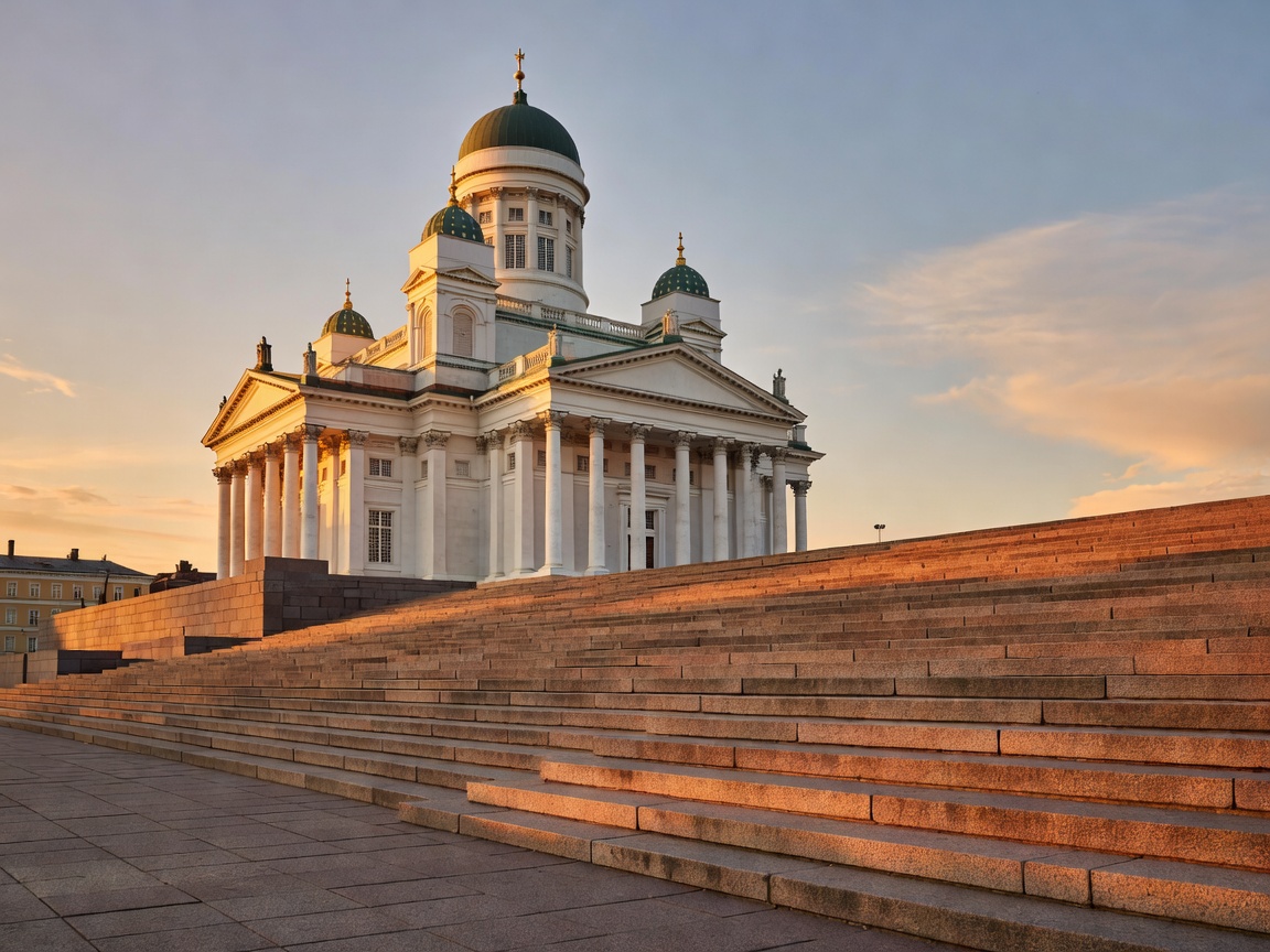 Kaunis näkymä vihreäkupolisesta klassisesta Helsingin Tuomiokirkosta ja Senaatintorin portaista ilta-auringossa
